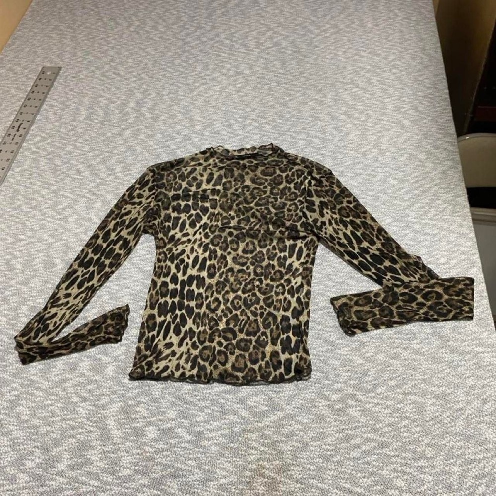Forever 21 leopard print sheer long sleeve top best fits à Small. SKU-B406
